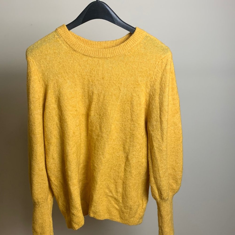 yellow,knitted,long sleeve sweater